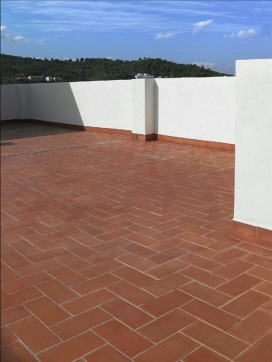 Doblado de terraza con rasilla y pintado de barandillas